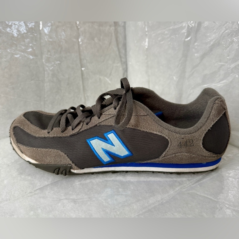 Woman’s New Balance 442 shoes in amazing shape, size 9.5.